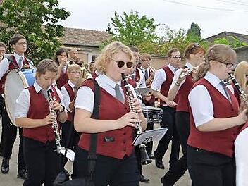 Sebastian Hoffmann (Mitte, am Becken) spielt mit den anderen Orchestermitgliedern beim Frühschoppenkonzert. Foto: privat