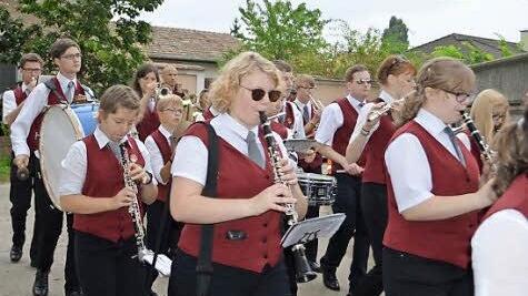 Sebastian Hoffmann (Mitte, am Becken) spielt mit den anderen Orchestermitgliedern beim Frühschoppenkonzert. Foto: privat