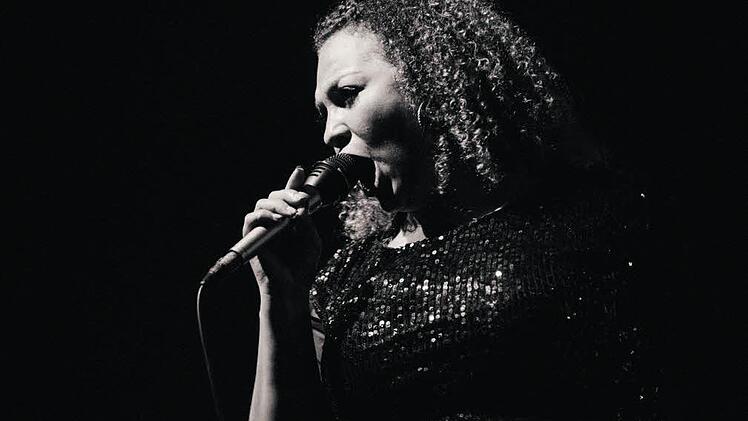 Natascha Wallace startet das Festival.