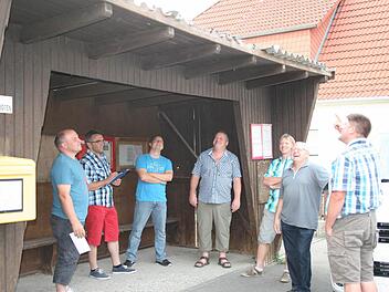 Vom schlechten Zustand des Buswartehäuschens in Platz machte sich der Gemeinderat vor Ort ein Bild. Foto: Gabriele Sell