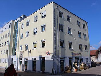 Mit einer Fülle von Praxen ist das Höchstadter Gesundheitszentrum voll belegt. Die Mieten gehen an die Bürgerspitalstiftung.  Foto: Andreas Dorsch
