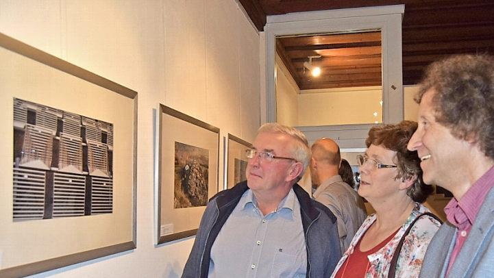 Hubert Kolling erläuterte die Abbildungen der vom ihm geschaffenen Kunstwerke. Foto: Andreas Welz