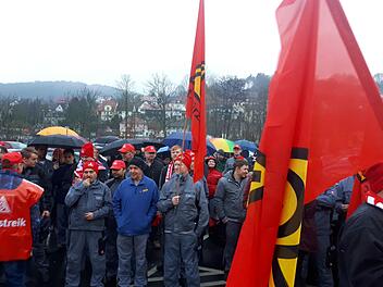 Während der Mittwochs-Frühschicht bei der Bad Brückenauer Firma GKN Sinter Metals GmbH gab es einen Warnstreik vorm Werkstor. Foto:  Norbert Zirnsak