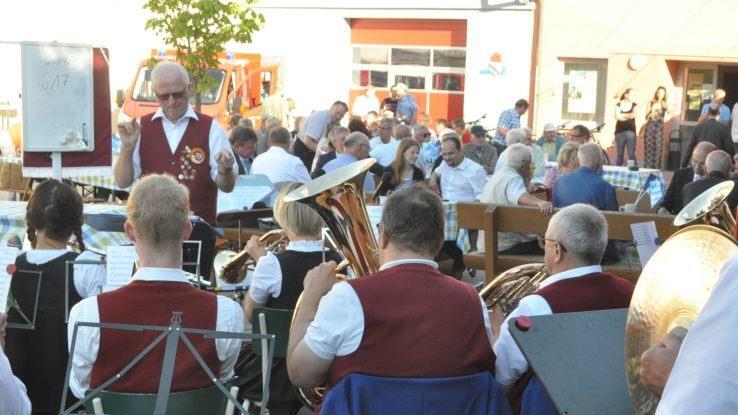 Zum CSU-Bürgerfest spielte die Blasmusik Kraisdorf auf dem Platz vor dem Bürgerzentrum auf.Simon Albrecht
