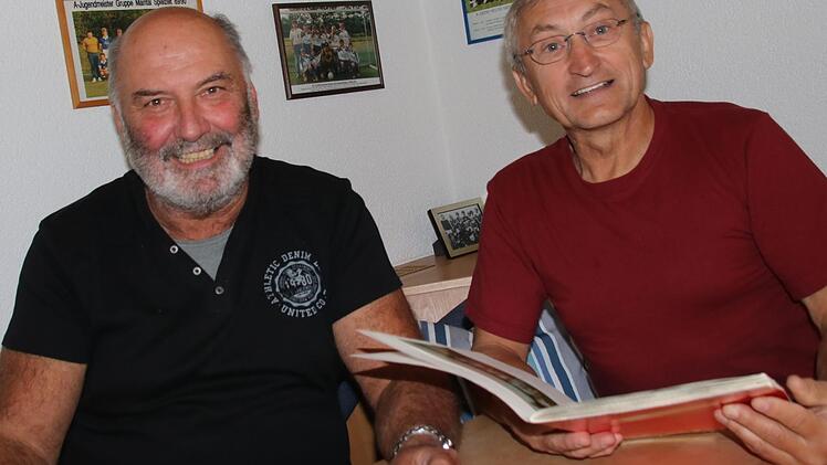 Karl Labisch (links) und Erwin Müller blättern in den Vereinsannalen.Matthias Einwag