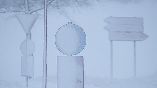 Verkehrsschild vom Schnee bedeckt: Welche trotzdem gültig sind und wo Strafen drohen