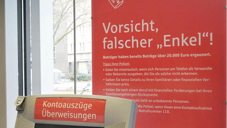 Eine Bankmitarbeiterin hat in Laufach einen Betrugsversuch verhindert. Symbolbild: Horst Issinger/dpa