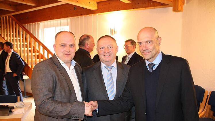 Wehner mit seinem Vorgänger Michael Heppes und Landrat Thomas Bold. Foto: Ralf Ruppert