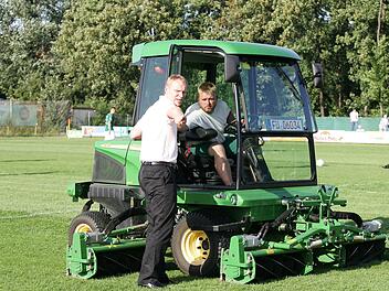 Kurz vor dem Anpfiff des Testspiels gegen den Zweitligisten aus F&uuml;rth gab der Bamberger Trainer Christoph Starke (vorne) nicht seinen Spielern Anweisungen, sondern dem Rasenm&auml;her-Fahrer - und der sa&szlig; in einem M&auml;her mit F&uuml;rther Kennzeichen.