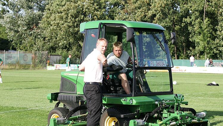 Kurz vor dem Anpfiff des Testspiels gegen den Zweitligisten aus F&uuml;rth gab der Bamberger Trainer Christoph Starke (vorne) nicht seinen Spielern Anweisungen, sondern dem Rasenm&auml;her-Fahrer - und der sa&szlig; in einem M&auml;her mit F&uuml;rther Kennzeichen.