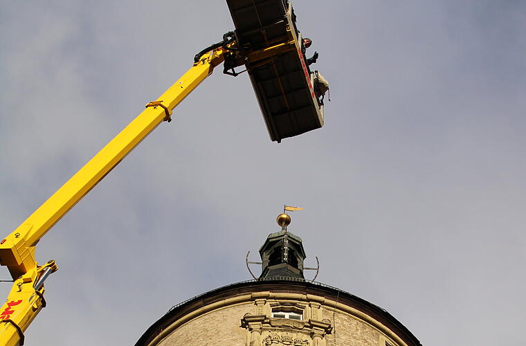 Kitzingen: "Größte Adventskerze Bayerns" aufgestellt: Stromsparende Änderungen vorgenommen