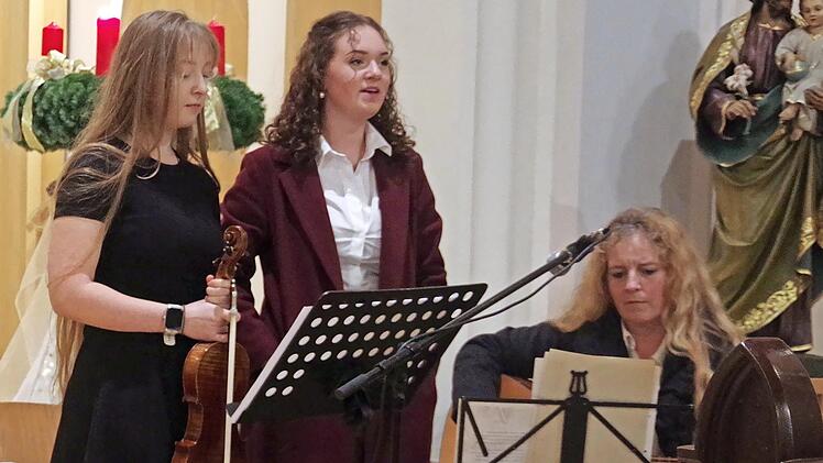 Carola Hebentanz mit ihren Töchtern Johanna und Helena.