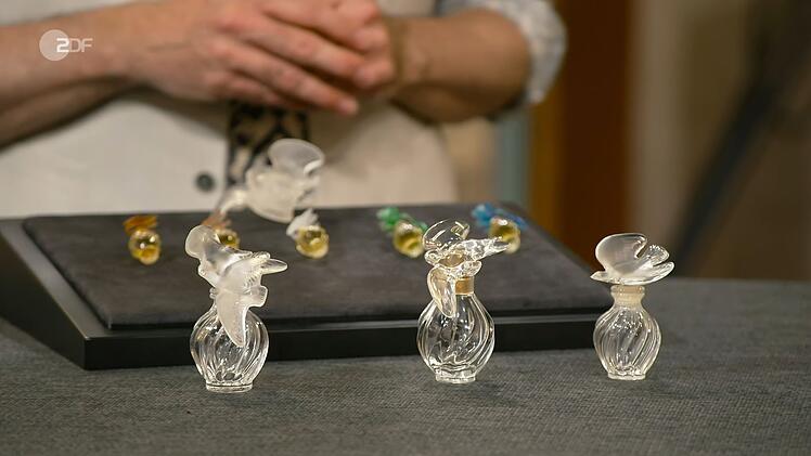 Die vermeintlich wertvollen Flacons stammten aber nicht aus den 50er-Jahren, der "Bares f&uuml;r Rares"-Experte musste feststellen, dass es sich um Nachahmungen handelte. "Das sind sogar F&auml;lschungen!", sah es Horst Lichter noch drastischer.