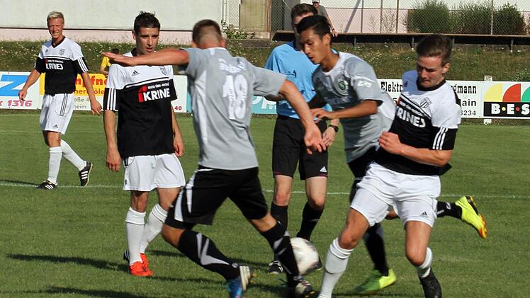 Die Sander Sebastian Götz (rechts) und Dinis Ribeiro (2. von links) werden hier von den Ansbachern Christoph Nagler (3. von links) und Marc Suttor (links) gestoppt. Foto: Günther Geiling