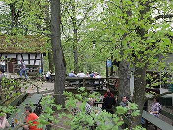 Der Bierkeller im Landkreis Bamberg (hier der Löwenbräu in Buttenheim) sind immer einen Ausflug wert. Auch Fußballer nach getaner Arbeit werden hier gerne aufgenommen. Foto: Barbara Herbst