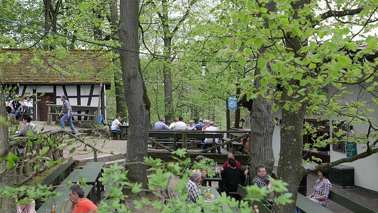 Der Bierkeller im Landkreis Bamberg (hier der Löwenbräu in Buttenheim) sind immer einen Ausflug wert. Auch Fußballer nach getaner Arbeit werden hier gerne aufgenommen. Foto: Barbara Herbst