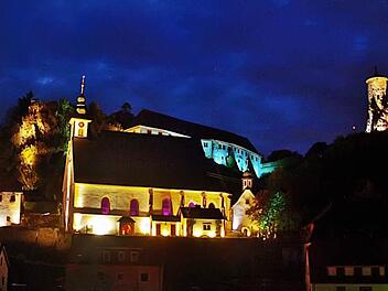 Auch die Burg und der "Steinerne Beutel" über der Stadt waren eindrucksvoll illuminiert. Foto: Thomas Weichert