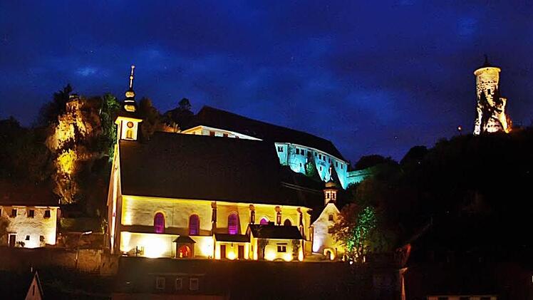 Auch die Burg und der "Steinerne Beutel" über der Stadt waren eindrucksvoll illuminiert. Foto: Thomas Weichert