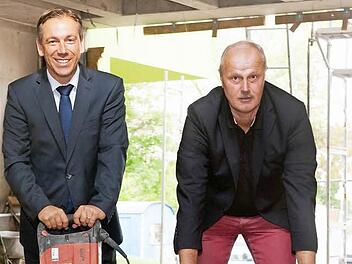 Haben gemeinsam schon einige Gewaltakte hinter sich: Landrat Alexander Tritthart (links) und Bürgermeister Gerald Brehm beim Spatenstich am Gymnasium-Neubau in Höchstadt.  Foto: Hannah Reuter