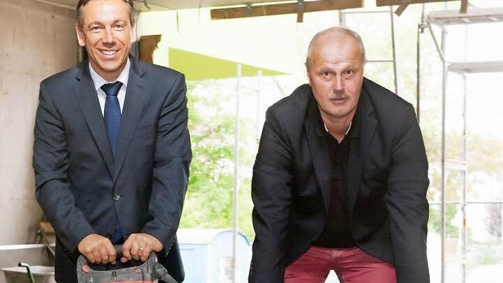 Haben gemeinsam schon einige Gewaltakte hinter sich: Landrat Alexander Tritthart (links) und Bürgermeister Gerald Brehm beim Spatenstich am Gymnasium-Neubau in Höchstadt.  Foto: Hannah Reuter