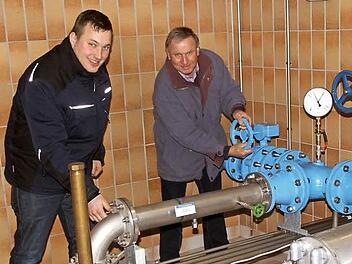 Geschäftsführer Rupert Göller (rechts), der in wenigen Wochen in den Ruhestand tritt, kontrolliert die Anlagen in der Brunnenstube I zusammen mit seinem Nachfolger Daniel Stürmer (links). Foto: Günther Geiling