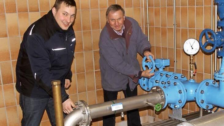 Geschäftsführer Rupert Göller (rechts), der in wenigen Wochen in den Ruhestand tritt, kontrolliert die Anlagen in der Brunnenstube I zusammen mit seinem Nachfolger Daniel Stürmer (links). Foto: Günther Geiling
