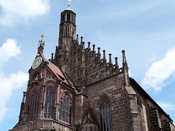 König Karl IV. ließ die Frauenkirche anstelle der Synagoge errichten, die im Pogrom 1349 niedergerissen wurde. Fotos: Krüger-Hundrup
