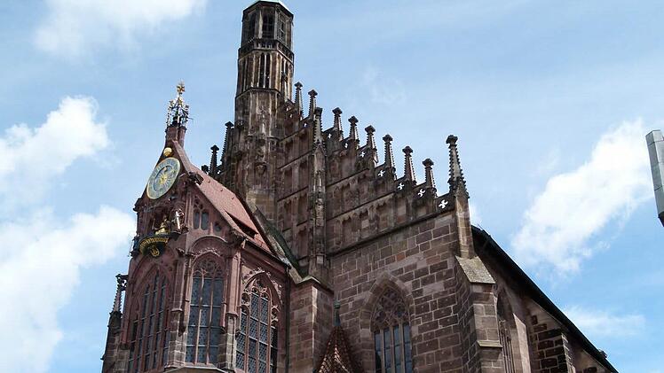 König Karl IV. ließ die Frauenkirche anstelle der Synagoge errichten, die im Pogrom 1349 niedergerissen wurde. Fotos: Krüger-Hundrup