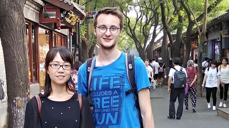 Vinzenz Pyka mit seiner "Buddy", einer chinesischen Kommilitonin, die Deutsch studiert und ihm als "Vermittlerin chinesischer Kultur und Weltsicht" zur Seite gestellt ist. Foto: privat