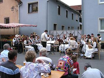 Mit der Buttenheimer Blaskapelle ist für die richtige Stimmung gesorgt.