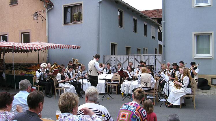 Mit der Buttenheimer Blaskapelle ist für die richtige Stimmung gesorgt.