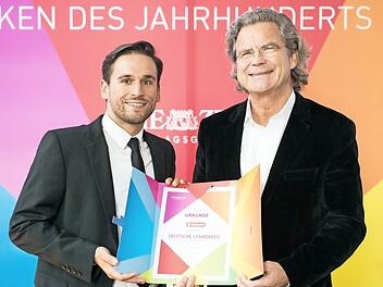 Matthias Schamel, Gesch&auml;ftsf&uuml;hrer von Schamel Meerrettich (l.), bekommt von Florian Langenscheidt sein "Ticket" in den Markenolymp &uuml;berreicht. Foto: Tempus Corporate