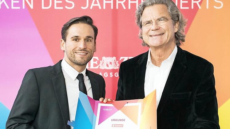 Matthias Schamel, Gesch&auml;ftsf&uuml;hrer von Schamel Meerrettich (l.), bekommt von Florian Langenscheidt sein "Ticket" in den Markenolymp &uuml;berreicht. Foto: Tempus Corporate
