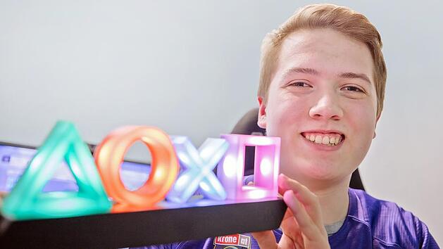 Ob PlayStation 4 oder XBox One: Als E-Sport-Profi muss David Neubauer auf beiden Konsolen erfolgreich sein. Foto: Marian Hamacher