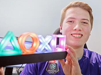 Ob PlayStation 4 oder XBox One: Als E-Sport-Profi muss David Neubauer auf beiden Konsolen erfolgreich sein. Foto: Marian Hamacher