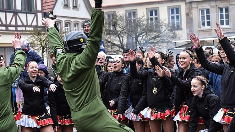 Der Eberner Gaudiwurm trotzte dem trüben Wetter und versprühte tolle Faschingsstimmung. Foto: Ryan Evans