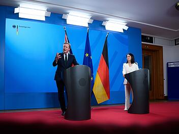 David Cameron und Annalena Baerbock