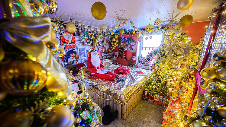 Familie schmückt Haus mit 600 Weihnachtsbäumen