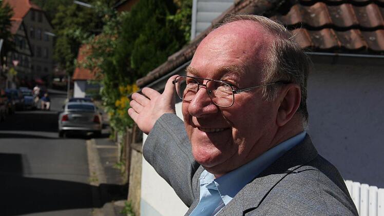 Edelbert Frank zeigt auf die Alte Schule in Pfaffenhausen.