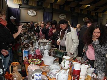 Auf dem Lions-Flohmarkt in der Mönchshofhalle in Kulmbach herrschte großer Andrang. Foto: Sonja Adam