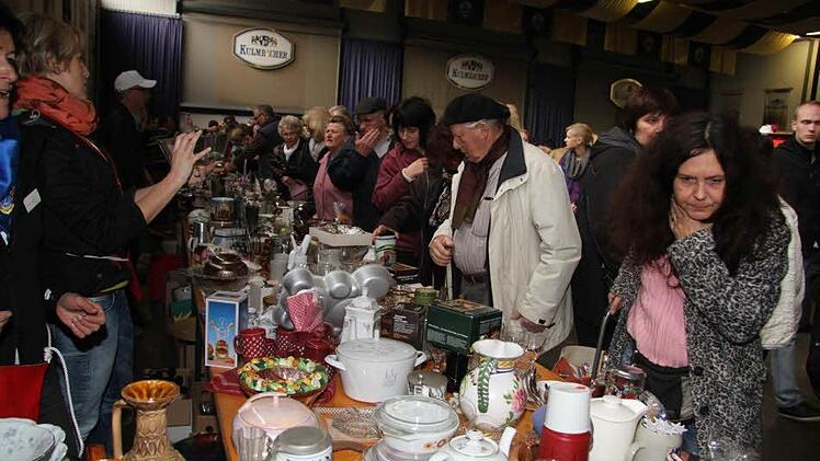 Auf dem Lions-Flohmarkt in der Mönchshofhalle in Kulmbach herrschte großer Andrang. Foto: Sonja Adam