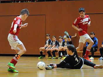 Gefordert ist auf unserem Bild Brendlorenzens Torwart Erik Posluschny gegen Diebachs Spielführer Anton Gnerlich (links), der in der nächsten Saison zum FC 05 Schweinfurt wechselt, und Glykos Dimitrios. Foto: ssp