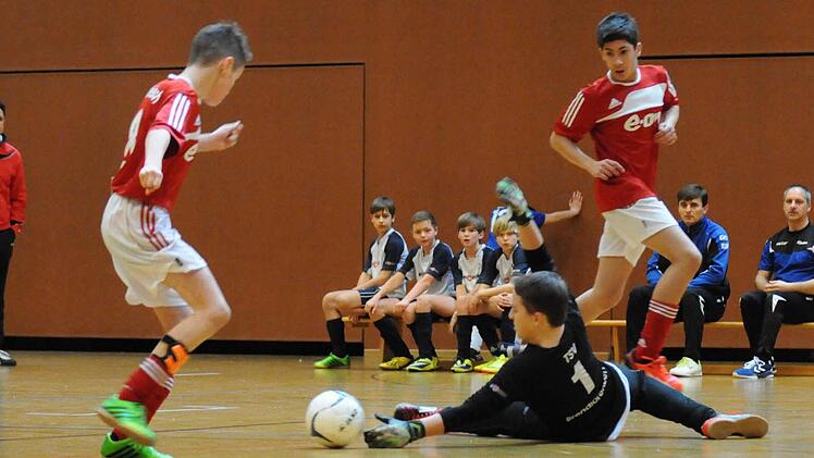 Gefordert ist auf unserem Bild Brendlorenzens Torwart Erik Posluschny gegen Diebachs Spielführer Anton Gnerlich (links), der in der nächsten Saison zum FC 05 Schweinfurt wechselt, und Glykos Dimitrios. Foto: ssp
