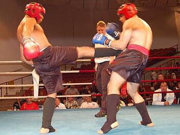 Erst musste Amine Touti einstecken, doch mit zwei gelungenen Aktionen schickte der Höchstadter seinen Kontrahenten auf die Bretter.