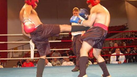 Erst musste Amine Touti einstecken, doch mit zwei gelungenen Aktionen schickte der Höchstadter seinen Kontrahenten auf die Bretter.