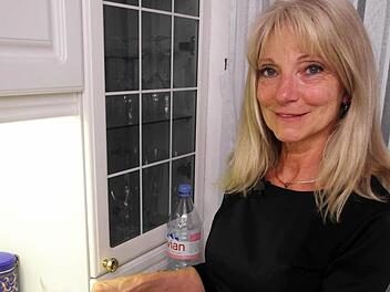 Vera Löwisch versucht am Donnerstag, ein "perfektes Dinner" zu geben. Die Besitzerin eines Hundesalons will ihre Gäste mit einem "bezaubernden Menü" überzeugen. Foto: Vox/ITV Studios