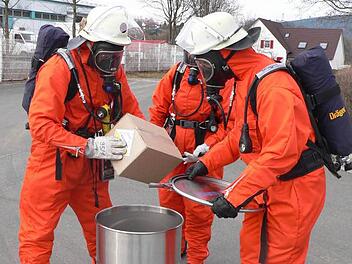 Feuerwehrleute in Strahlenschutzanzügen proben die Bergung radioaktiven Materials. Foto: BR-Archiv