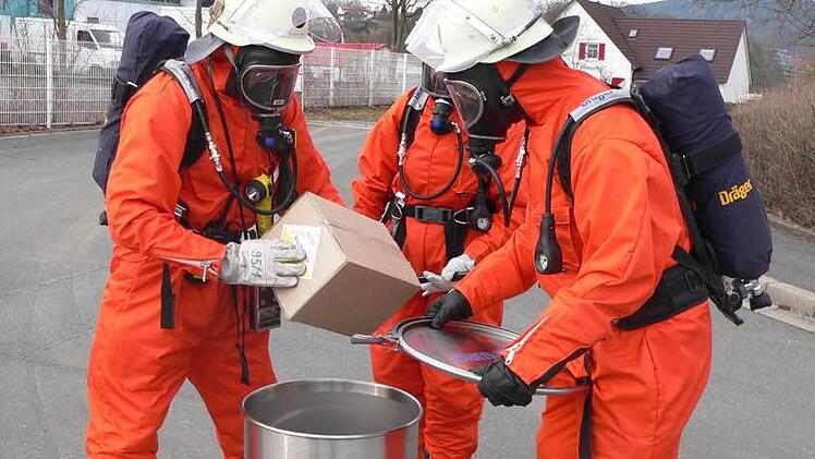 Feuerwehrleute in Strahlenschutzanzügen proben die Bergung radioaktiven Materials. Foto: BR-Archiv