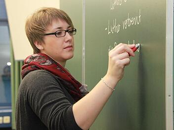 Linda Bär war Seminaristin in Kulmbach, danach an einer Einsatzschule im Landkreis Coburg. Aktuell unterrichtet sie für ein Jahr an der Carl-von Linde-Realschule Deutsch und Religion. Ob und wo sie danach eine Stelle bekommt, entscheidet das Kultusministerium. Foto: Dagmar Besand