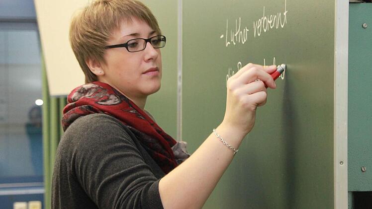 Linda Bär war Seminaristin in Kulmbach, danach an einer Einsatzschule im Landkreis Coburg. Aktuell unterrichtet sie für ein Jahr an der Carl-von Linde-Realschule Deutsch und Religion. Ob und wo sie danach eine Stelle bekommt, entscheidet das Kultusministerium. Foto: Dagmar Besand